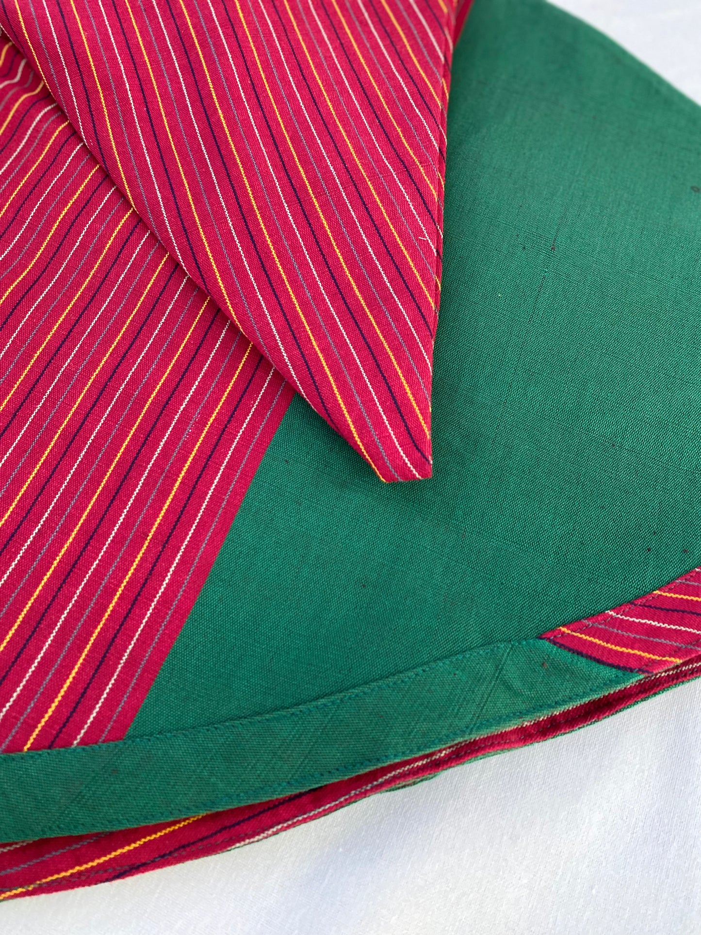 Round table cloth - red & green stripes ( 6 seater - 72Q )