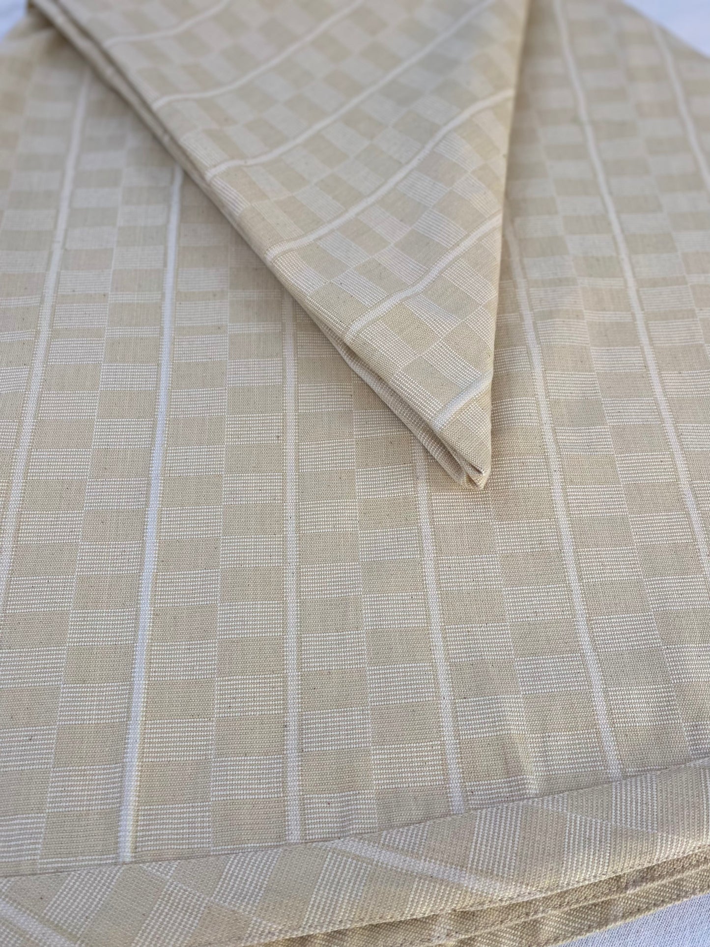 Round table cloth - Off white & beige checks (6 seaters - 72Q)