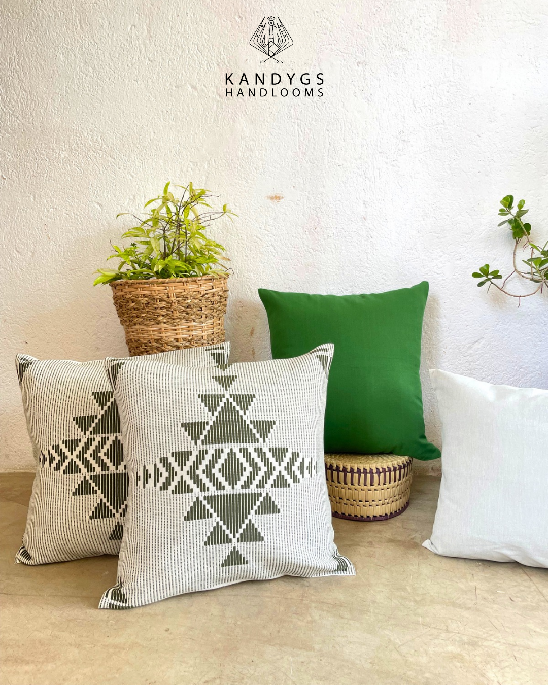 Dumbara Cushion Cover White & Green – (18" X 18")