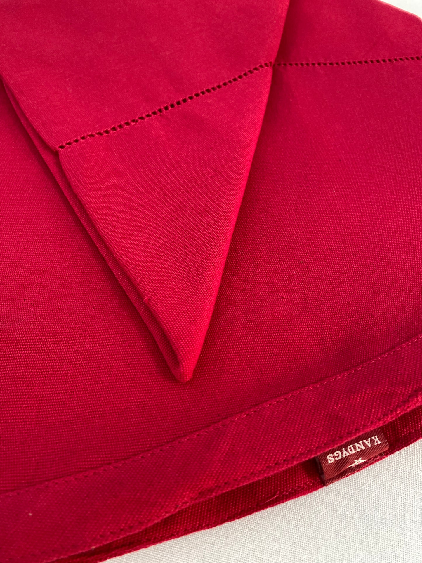 Round table cloth - Red rose  ( 4 seater - 60Q )