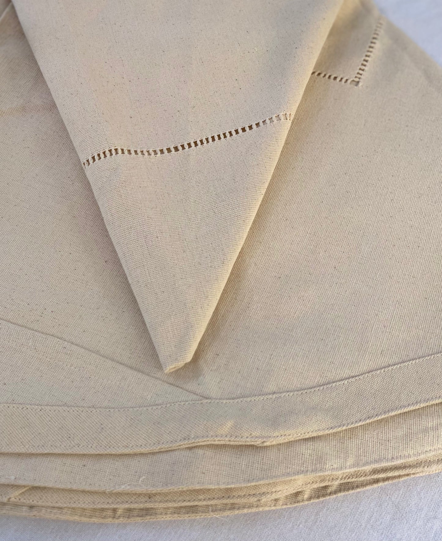 Round table cloth - Off white ( 4 seater - 60Q )