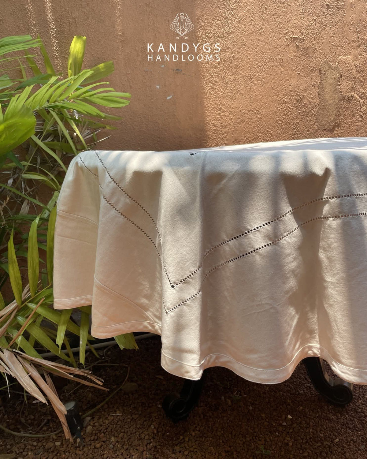 Round table GP - Off white ( 6 seater - 72Q )